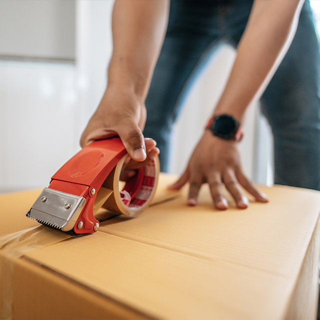 Umzug Mödling beim Verpacken von Boxen