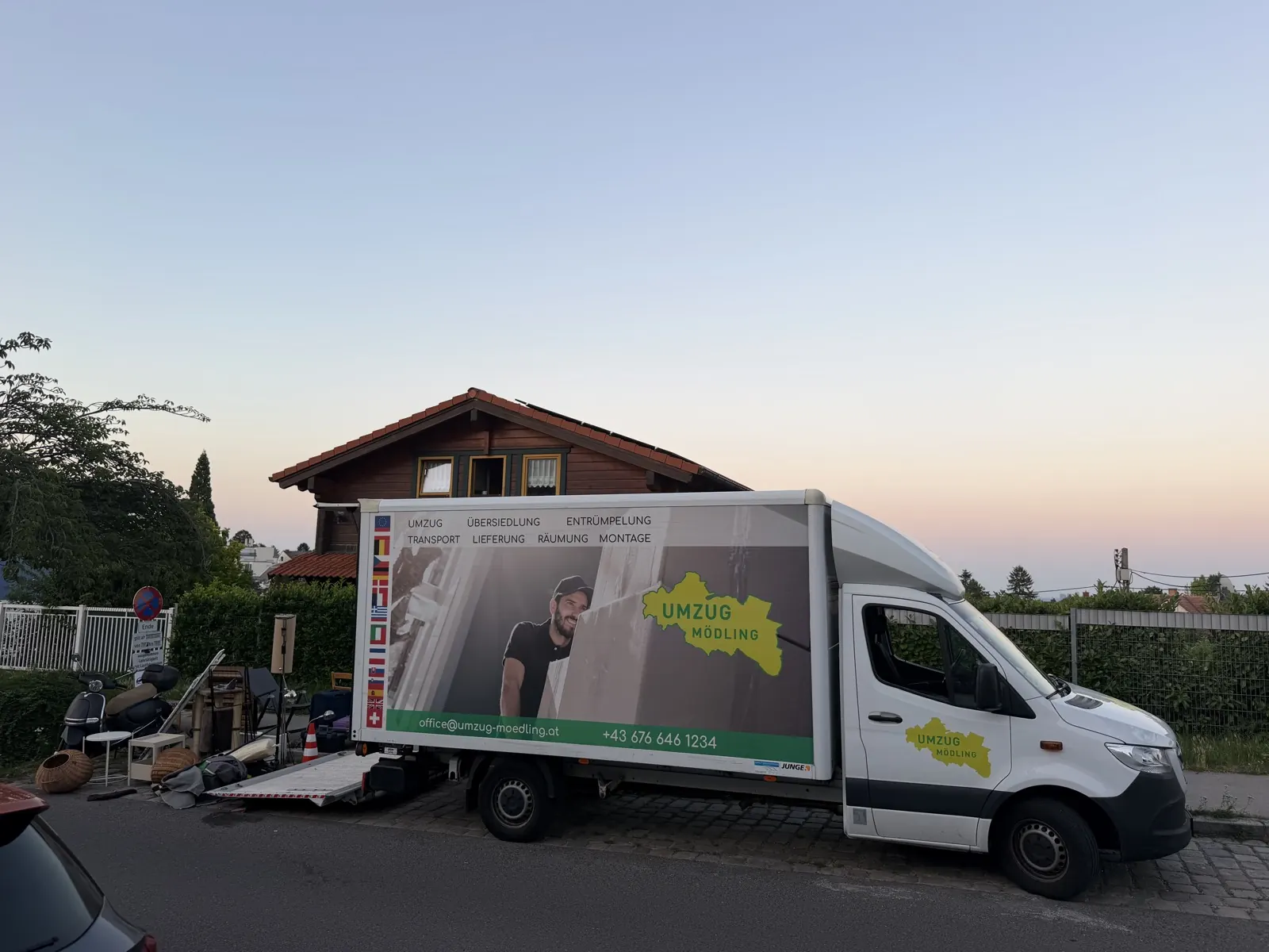 Räumung und Verladung von Hausrat bei einer Entrümpelung durch Umzug Mödling