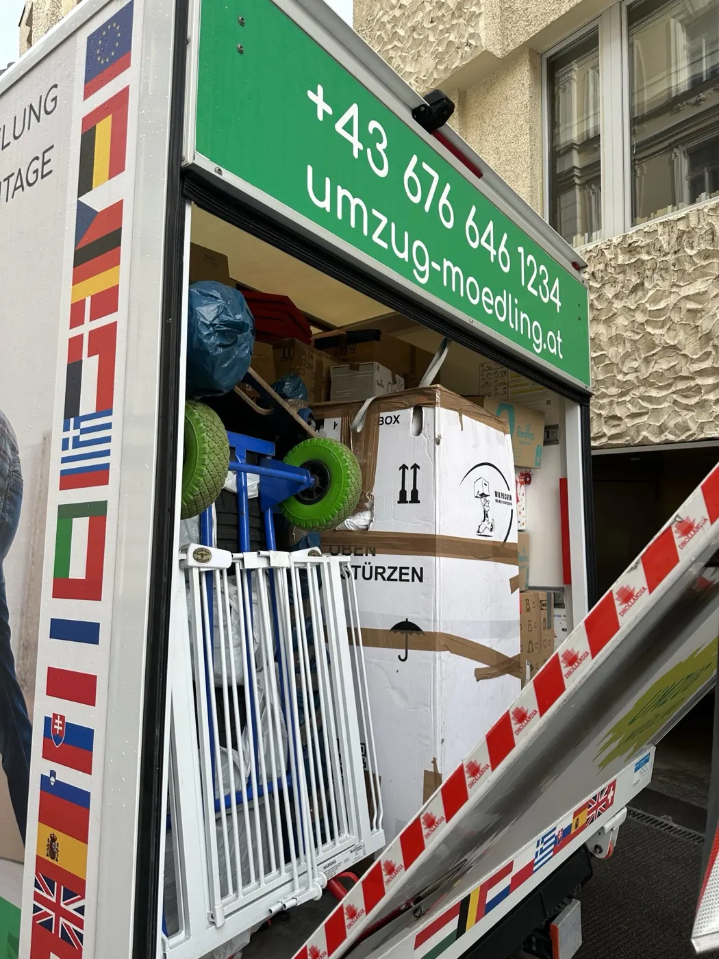 Beladener Umzugswagen mit gestapelten Kartons und gesichertem Umzugsgut