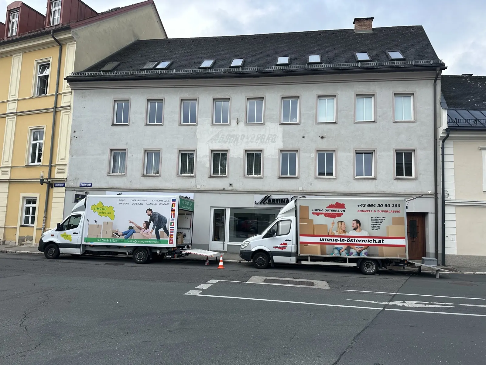 Zwei Umzugsfahrzeuge von Umzug Mödling bei einem großen Umzug in Österreich